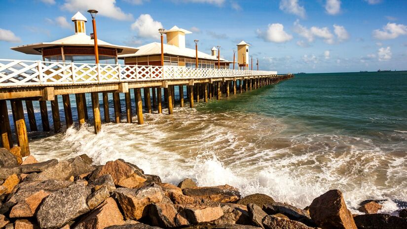 Ponte dos Ingleses  Também conhecida como Píer de Iracema, é o ponto preferido para admirar o pôr do sol e o mar aberto, além de render fotos inesquecíveis/ ME/Portal da Copa/Embratur/Wikimedia Commons