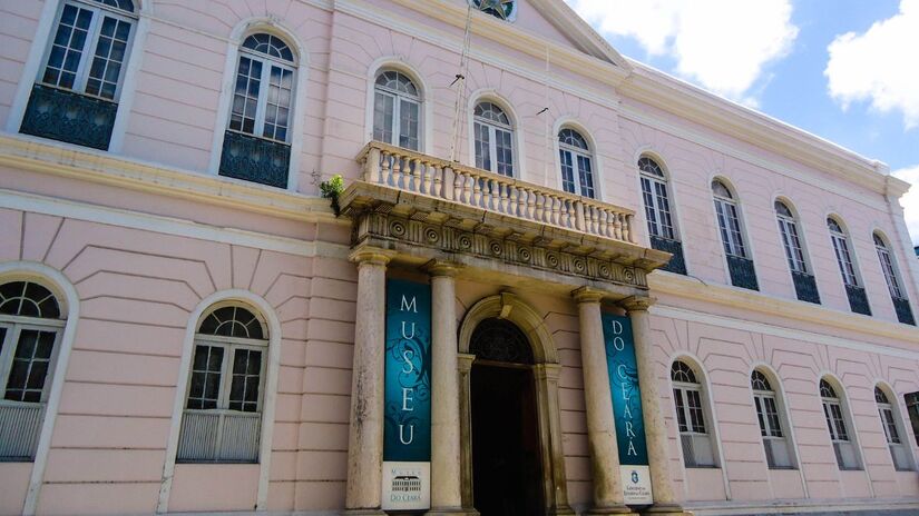 Museu do Ceará  Instalado em um prédio histórico de 1871, preserva a memória e a identidade do povo cearense, com acervo sobre história, cultura e política local/ Nakinn/Wikimedia Commons