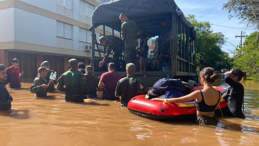 Militares atuam no resgate de moradores durante a Operação Taquari II 2024, enfrentando ruas alagadas e correntezas para retirar famílias das áreas mais afetadas/ Moisés Machado/Ministério da Defesa/Flickr