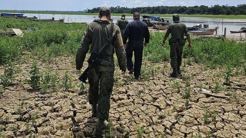 Militares percorrem área antes ocupada pelo rio, agora completamente ressecada, durante a Operação Estiagem 2023 em Tabatinga (AM)/ Marinha do Brasil/Flickr