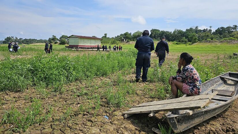 Paisagem seca enquanto equipes da Operação Estiagem 2023 caminham por áreas onde antes havia água, em Tabatinga (AM)/ Marinha do Brasil/Flickr