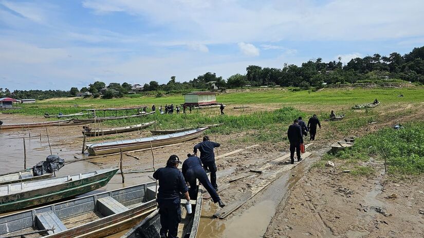 Em meio à estiagem severa, militares percorrem o leito exposto do rio durante ações da Operação Estiagem 2023, em Tabatinga (AM)/ Marinha do Brasil/Flickr