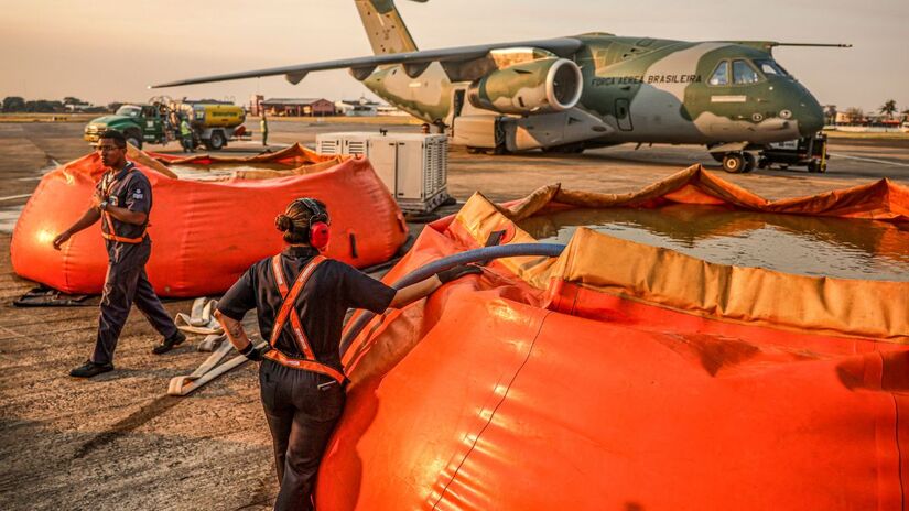 Aeronave KC-390 Millennium é abastecida com 12 mil litros de água para operações de combate aos incêndios no Pantanal, em Corumbá (MS)/ Marcelo Camargo/Agência Brasil