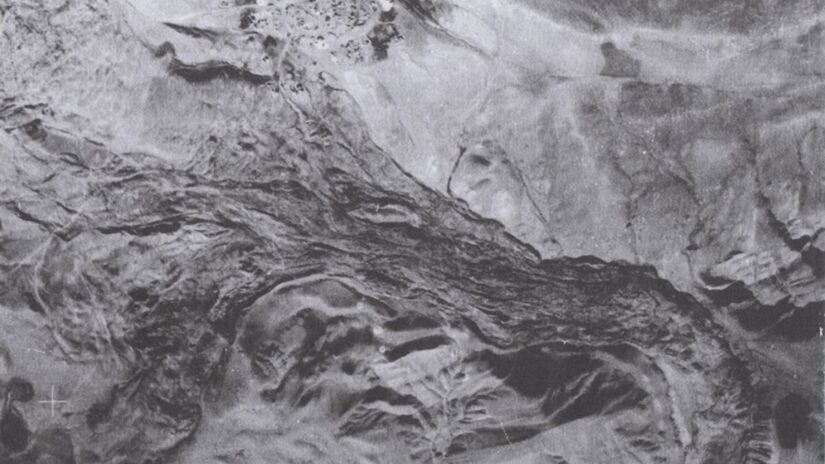 Imagem aérea do sítio de Durupınar em 1956, localizada em arquivos de mapeamento; a formação em formato de barco foi identificada em 1959 por İlhan Durupınar/ Noahsarkscans.com