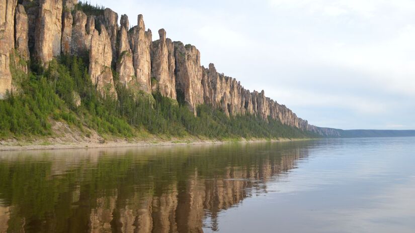 Os impressionantes Pilares do Lena, formações rochosas de até 300 metros às margens do rio homônimo, são um dos principais atrativos naturais da região/ VasilyevaED/Wikimedia Commons