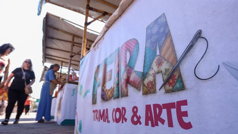 Banner colorido identifica a Feira Trama, Cor & Arte, que reúne artesãos locais no Museu Estação Ferroviária de Guararema/ Reprodução Facebook/Prefeitura Municipal de Guararema