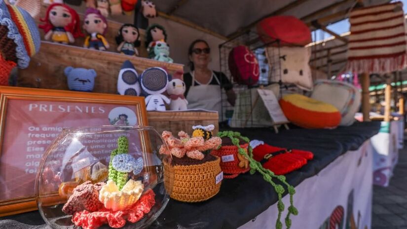 Bancas exibem peças artesanais feitas à mão, como amigurumis e trabalhos em crochê, produzidos pelos participantes das oficinas profissionalizantes/ Reprodução Facebook/Prefeitura Municipal de Guararema