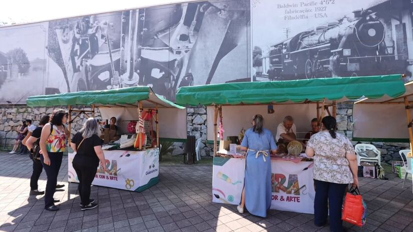 Visitantes circulam entre os estandes da feira, instalada ao lado do histórico prédio da Estação Ferroviária/ Reprodução Facebook/Prefeitura Municipal de Guararema