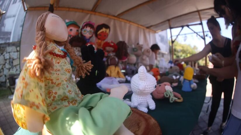 Bonecas e personagens artesanais feitos em diversas técnicas chamam a atenção do público na Trama, Cor & Arte/ Reprodução Facebook/Prefeitura Municipal de Guararema