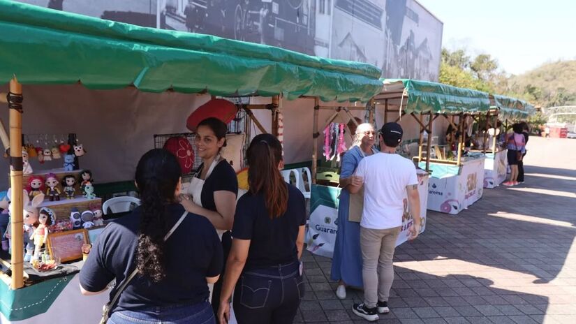 Artesãos apresentam suas criações e conversam com visitantes nos estandes distribuídos pelo espaço cultural/ Reprodução Facebook/Prefeitura Municipal de Guararema