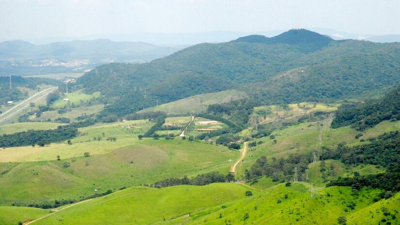 Serra do Japi, uma das maiores áreas contínuas de Mata Atlântica do Estado, com trilhas, mirantes e paisagens preservadas que fazem de Jundiaí um dos destinos mais verdes do interior paulista/ Prefeitura de Jundiaí/Flickr