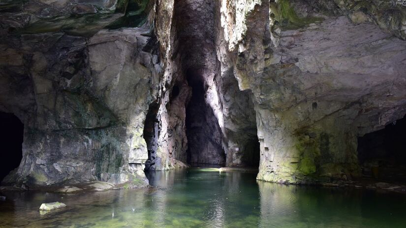 Gruta do Anjo (Socorro): Piscina natural escondida dentro de uma caverna artificial, com água azul-turquesa e acesso feito por pedalinho  um dos cenários mais fotogênicos do interior paulista/ Rosanetur/Thiago Souza/Wikimedia Commons