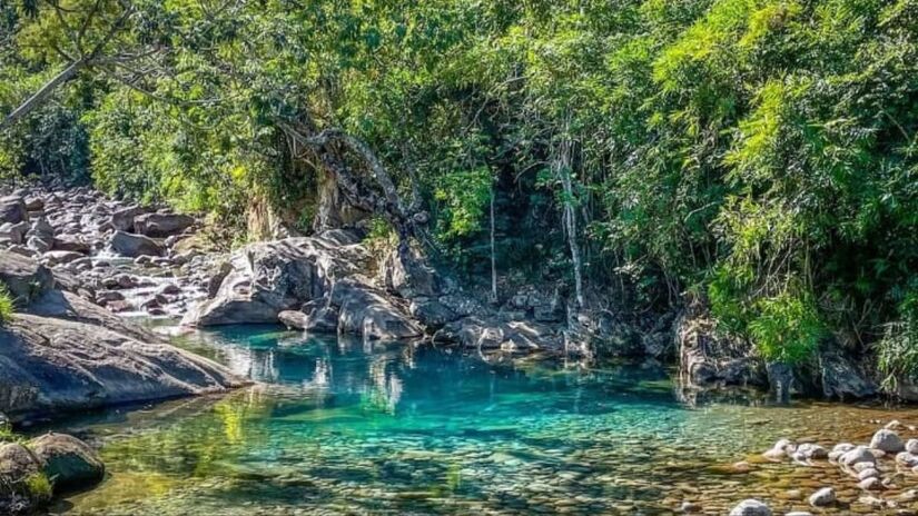 Poço Azul (Lavrinhas): Formado por um poço profundo e cristalino, o Poço Azul é perfeito para mergulho e relaxamento em meio às montanhas do Vale do Paraíba/ Agent010/Wikimedia Commons