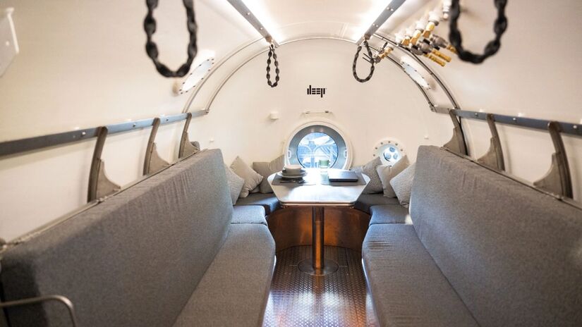 Espaço comum do habitat, equipado com mesa e assentos, onde os pesquisadores poderão trabalhar, fazer refeições e planejar mergulhos prolongados/ Divulgação/Deep