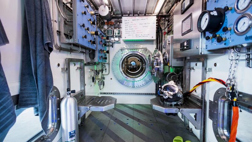 Centro de mergulho do habitat, com sistemas de suporte à vida e a "piscina lunar", usada para entrada e saída de mergulhadores/ Divulgação/Deep