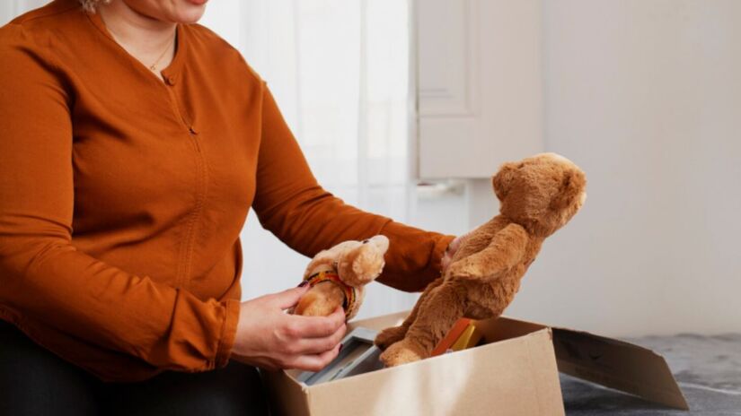 Selecionar quais lembranças realmente valem ficar é o primeiro passo para lidar com o apego emocional/ Freepik