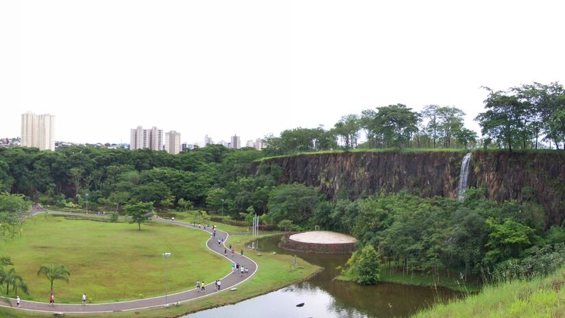 Parque Prefeito Luiz Roberto Jábali (Curupira), uma das principais áreas verdes da 'Califórnia Paulista'/ Viajante/Wikimedia Commons
