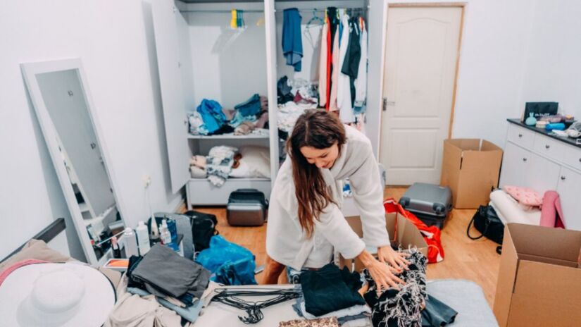No meio da arrumação, itens antigos reaparecem e tornam a decisão de desapegar ainda mais desafiadora/ teksomolika/Freepik