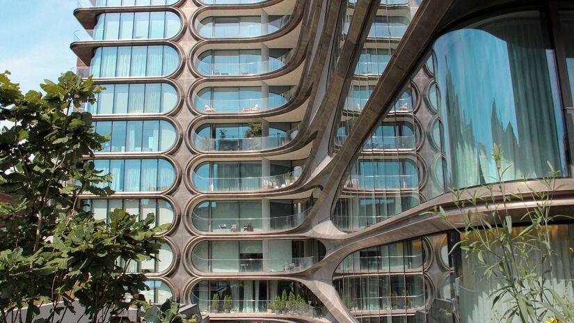 As linhas curvas e as grandes superfícies envidraçadas reforçam a conexão entre luz natural, formas orgânicas e o design biofílico, que aproxima a arquitetura da natureza/ Aya Salman/Unsplash