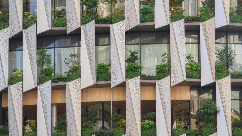 A vegetação integrada às varandas e à estrutura do edifício exemplifica o design biofílico aplicado às cidades, criando fachadas vivas e ambientes mais saudáveis/ Buddy AN/Unsplash