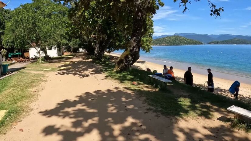 Ruínas do presídio integradas ao ambiente e à experiência histórica