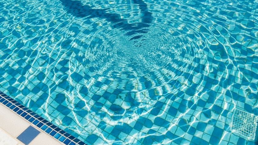 A lagoa utiliza água captada do mar que passa por um sofisticado sistema de tratamento que remove a salinidade e aquece o líquido