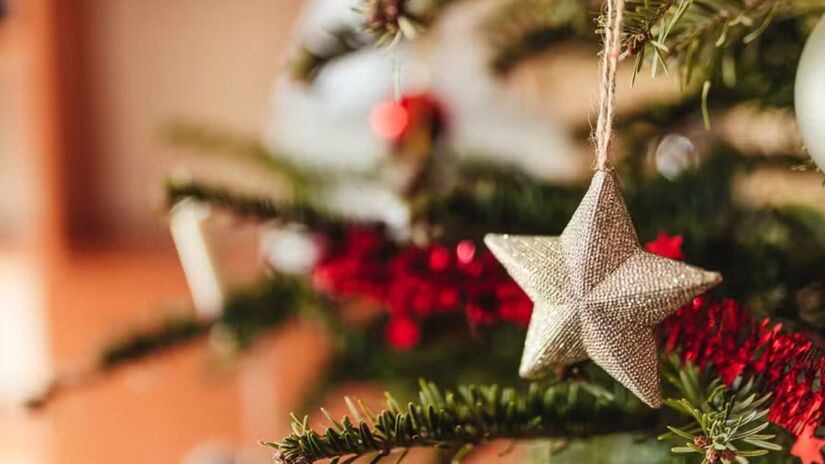 2. Envolva o arame com fita crepe/ Freepik