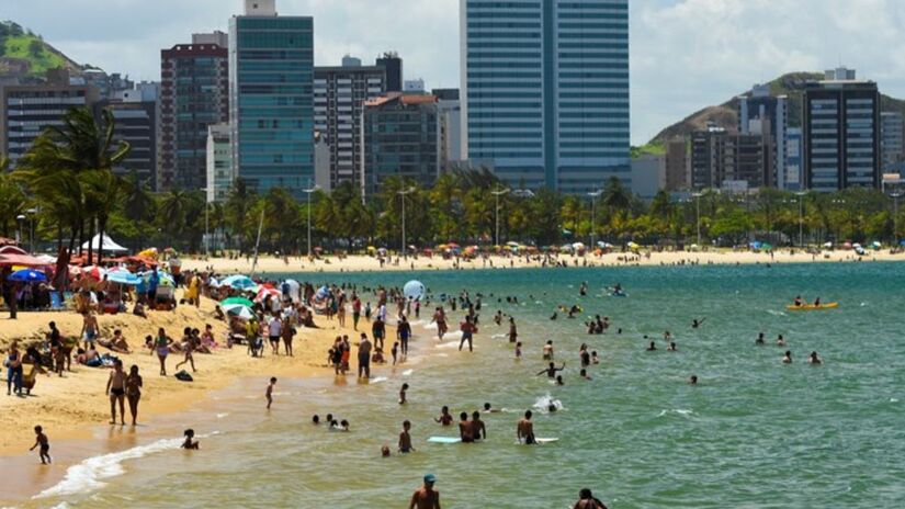 Com praias limpas e clima ensolarado, a cidade se destaca como refúgio urbano à beira-mar/ Vitor Jubini