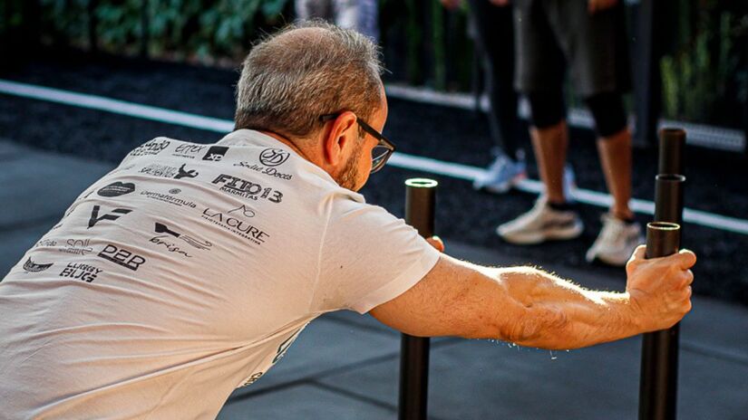 O treino intercala oito estações de exercícios funcionais com um quilômetro de corrida entre cada uma