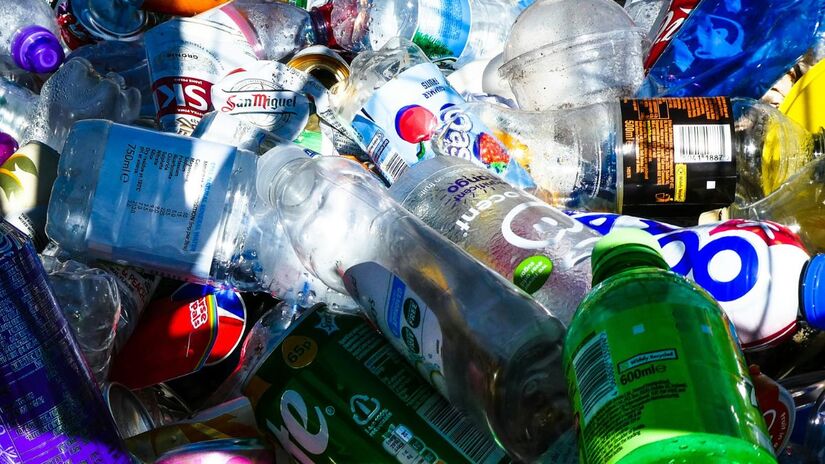 Estudos mostram que uma única garrafa plástica pode levar até 450 anos para se decompor na natureza/ Unsplash