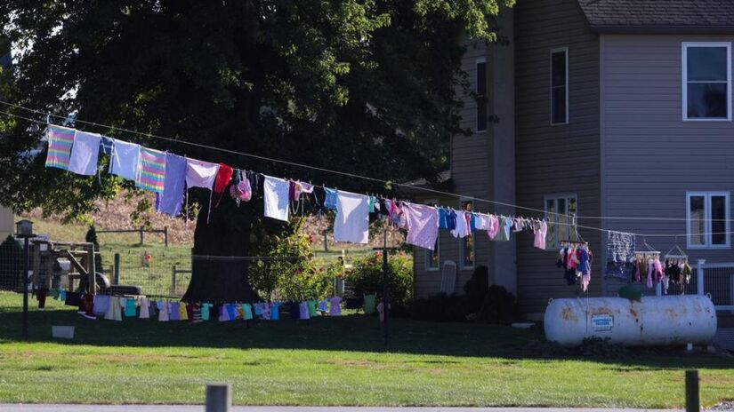 A tecnologia moderna é amplamente rejeitada, incluindo carros, eletricidade e dispositivos digitais / Foto: CHARLY TRIBALLEAU/AFP/Getty Images
