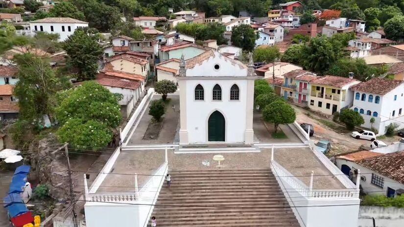 Lençóis é uma cidade baiana com um clima acolhedor e um ritmo de vida tranquilo, ideal para quem busca desacelerar / Reprodução Youtube/LUGARES - por Alan Conrado