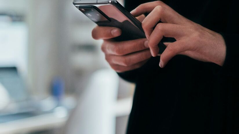 3. Desconfie de mensagens "perfeitas" demais

IA consegue criar e-mails e mensagens falsas com português impecável e informações personalizadas. Sempre confirme por outro canal antes de clicar ou enviar dados/ Unsplash
