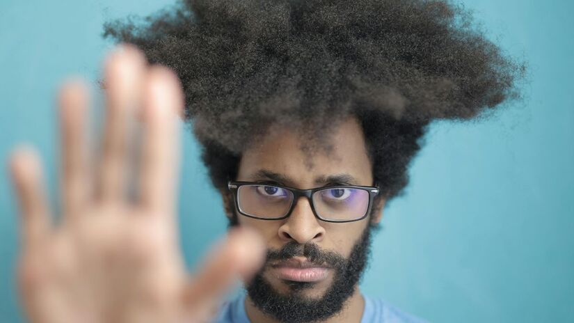 4) "Você está exagerando"
Dizer a alguém para se acalmar raramente funciona e tende a agravar o conflito. Em vez disso, opte por frases que demonstrem interesse e contenção, como: "Vejo que o assunto está tenso, podemos dar um tempo e voltar depois?" ou "Quero entender melhor. Qual parte é mais urgente para você?".

Assim você passa de postura controladora para uma abordagem colaborativa/Pexels
