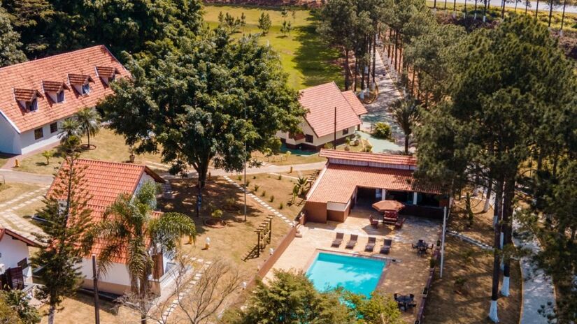 Paisagens de serra, chalés românticos e muito verde fazem do Hotel Fazenda Dona Paschoalina um refúgio perfeito para quem busca tranquilidade total/ Reprodução Facebook/Hotel Dona Paschoalina