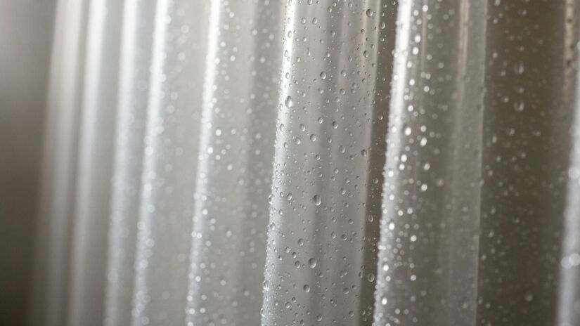 Os painéis de vidro fixos estão substituindo cortinas e boxes tradicionais nos banheiros modernos / Imagens geradas por IA/ImageFX