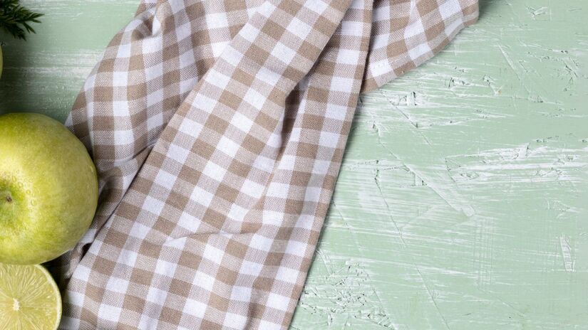 Trocar o pano com frequência e higienizá-lo corretamente ajuda a manter a cozinha mais segura. /Freepik