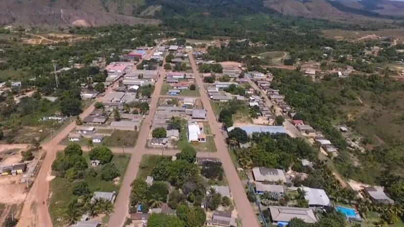 Sofre com deficiência em saneamento, transporte e moradia