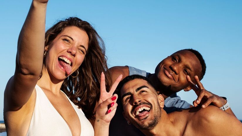 Use roupas com proteção UV sempre que possível  elas podem reduzir significativamente o impacto do sol na pele/Freepik