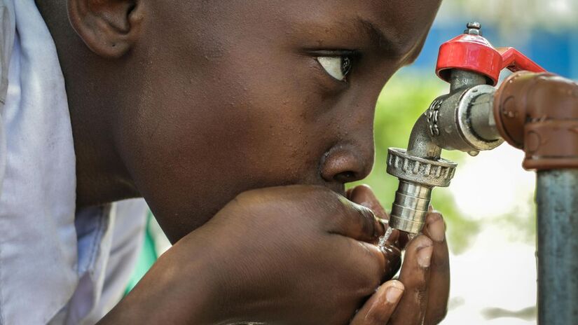 Qualidade da água: A limpeza garante que a água utilizada para beber, cozinhar e para a higiene pessoal esteja livre de cor, cheiro e sabor desagradáveis/Pexels