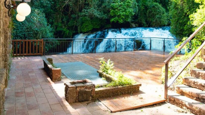 Fechada por mais de 30 anos, a primeira hidrelétrica de Foz do Iguaçu agora une história, natureza e gastronomia/ Divulgação