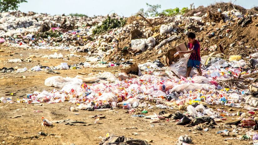 Pesquisadores alertam que, até 2050, o volume de plástico nos oceanos pode superar o de peixes/ Unsplash