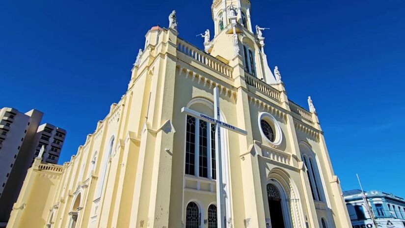 O ambiente acolhedor de interior, com cafés charmosos e praças arborizadas, garante uma experiência tranquila
