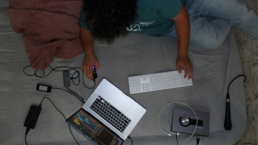 4. Verifique URLs e domínios

Hackers usam IA para criar clones quase idênticos de sites. Olhe com atenção o endereço e evite clicar em links enviados por terceiros/ Unsplash