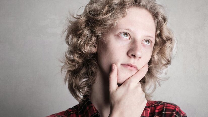 6) "Por que você sempre faz isso?" ou "Por que você nunca faz..."
Generalizações fecham o diálogo e soam como acusações. Mesmo quando verdadeiras, elas desligam o outro. Em discussões íntimas, um "você sempre faz isso" pode transformar uma conversa banal em uma briga que resgata o passado/Pexels