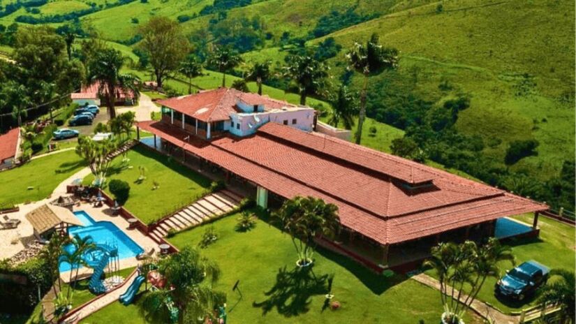 Com vista privilegiada da serra, o Alpes Fazenda Hotel combina natureza, boa estrutura e refeições completas para dias de descanso/ Alpes Fazenda Hotel
