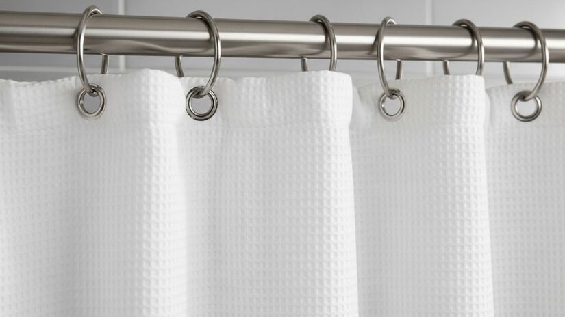 A ausência de portas e perfis confere leveza visual e praticidade na manutenção