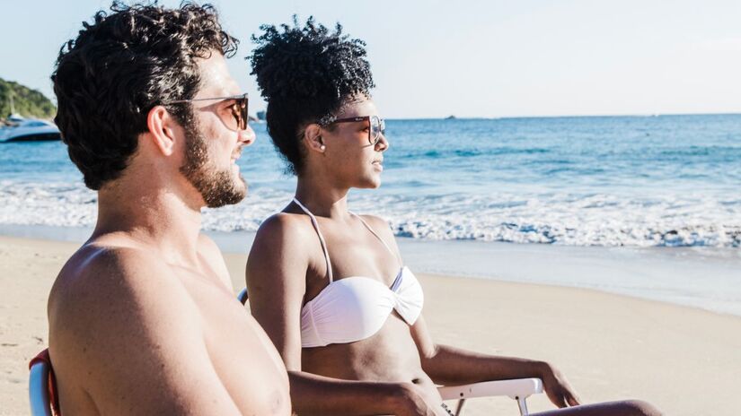 Após o dia de praia ou piscina, lave bem o rosto para remover resíduos de protetor, sal ou cloro e finalize com um hidratante leve/Freepik