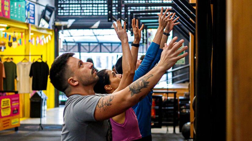 A modalidade promove socialização e motivação coletiva, com música animada e ambiente de competição