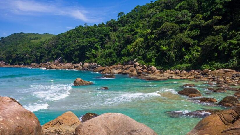 Para quem curte natureza, o Saco do Mamanguá  único fiorde tropical das Américas  oferece trilhas, caiaque e uma vista incrível do Pico do Pão de Açúcar/ Divulgação
